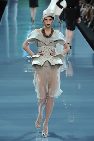 Look 3